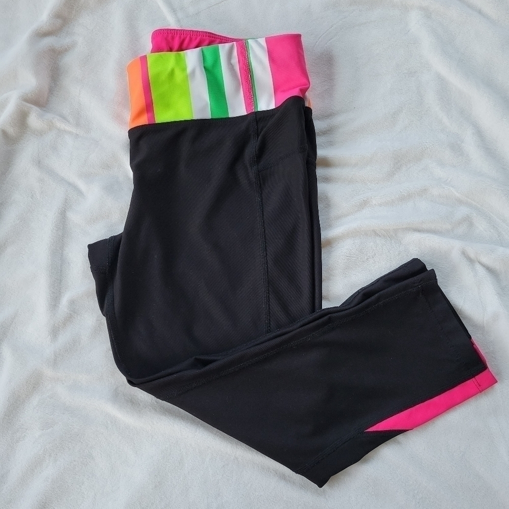 Xersion black w/neon colors detail capri legging S
